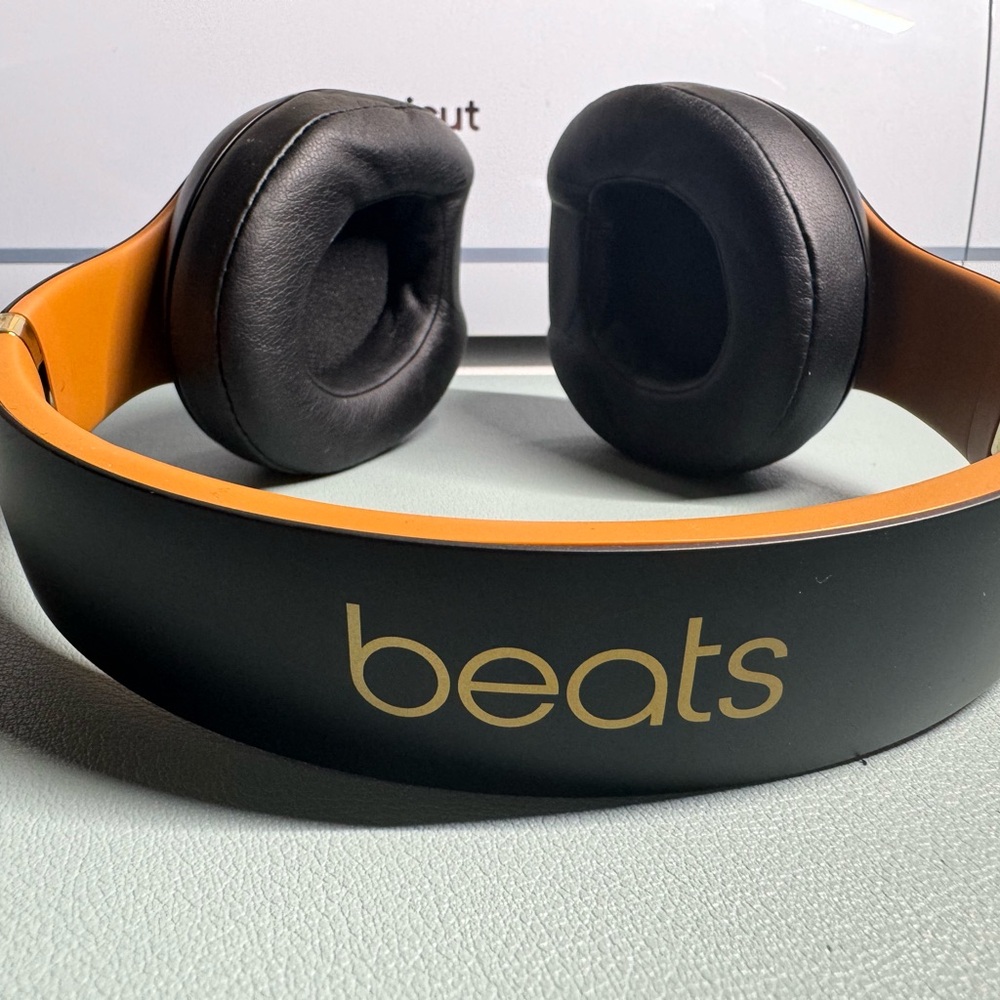 Beats Studio3 Wireless Noise canceling headphones, Bluetooth  in black